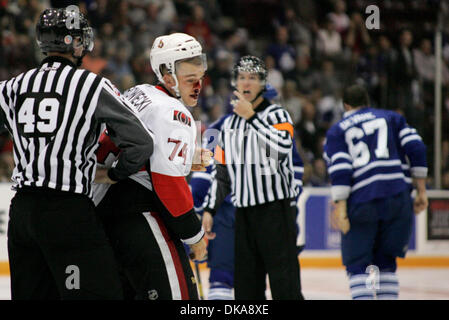 Sett. 13, 2011 - Oshawa, Ontario, Canada - Ottawa senatori rookie Mark Borowiecki (74) coperto di sangue dopo la sua lotta durante i rookies NHL Hockey gioco tra i Senatori di Ottawa e Toronto Maple Leafs in Oshawa, a. I Senatori ha vinto 4-3 in ore di lavoro straordinario. (Credito Immagine: © Steve Dormer Southcreek/Global/ZUMAPRESS.com) Foto Stock