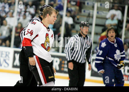 Sett. 13, 2011 - Oshawa, Ontario, Canada - Ottawa senatori rookie F Corey Cowick (54) dopo aver combattuto durante i rookies NHL Hockey gioco tra i Senatori di Ottawa e Toronto Maple Leafs in Oshawa, a. I Senatori ha vinto 5-4 in ore di lavoro straordinario. (Credito Immagine: © Steve Dormer Southcreek/Global/ZUMAPRESS.com) Foto Stock