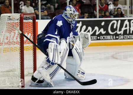 Sett. 13, 2011 - Oshawa, Ontario, Canada - Toronto Maple Leaf rookie G Mark Owuya (1) in azione durante i rookies NHL Hockey gioco tra i Senatori di Ottawa e Toronto Maple Leafs in Oshawa, a. I Senatori ha vinto 5-4 in ore di lavoro straordinario. (Credito Immagine: © Steve Dormer Southcreek/Global/ZUMAPRESS.com) Foto Stock