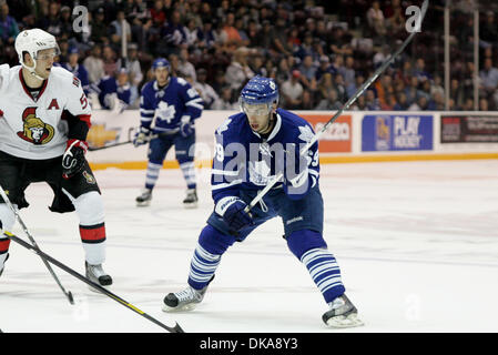 Sett. 13, 2011 - Oshawa, Ontario, Canada - Toronto Maple Leaf rookie F Greg McKegg (69) in azione durante i rookies NHL Hockey gioco tra i Senatori di Ottawa e Toronto Maple Leafs in Oshawa, a. I Senatori ha vinto 5-4 in ore di lavoro straordinario. (Credito Immagine: © Steve Dormer Southcreek/Global/ZUMAPRESS.com) Foto Stock