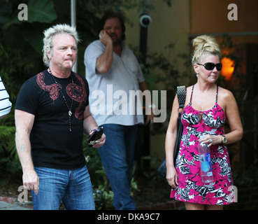 Joey Kramer firma autografi per i fan come lui e sua moglie Linda Pappan testa fuori a cena insieme a Los Angeles Los Angeles Foto Stock