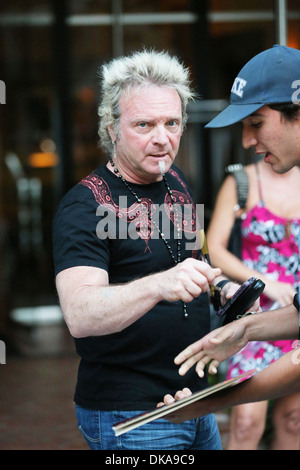 Joey Kramer firma autografi per i fan come lui e sua moglie Linda Pappan testa fuori a cena insieme a Los Angeles Los Angeles Foto Stock