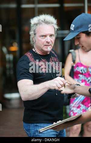 Joey Kramer firma autografi per i fan come lui e sua moglie Linda Pappan testa fuori a cena insieme a Los Angeles Los Angeles Foto Stock