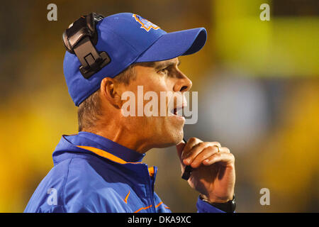 Sett. 16, 2011 - Toledo, Ohio, Stati Uniti - Boise State head coach Chris Petersen durante l'azione di gioco. Il Boise State Broncos (4/4), della Mountain West Conference, sconfitti i razzi di Toledo, della Conferenza Mid-American, 40-15 al vaso di vetro a Toledo, Ohio. (Credito Immagine: © Scott Grau/Southcreek globale/ZUMAPRESS.com) Foto Stock