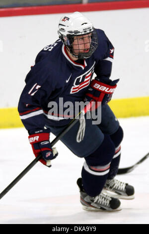 Sett. 16, 2011 - Ann Arbor, Michigan, Stati Uniti - USA AVANTI Nicolas Kerdiles (#17) heads up il ghiaccio dopo la cancellazione del disco. Gli USA sotto-18 team beat Youngstown 7-2 a Ann Arbor cubo di ghiaccio di Ann Arbor, Michigan. (Credito Immagine: © Alan Ashley/Southcreek globale/ZUMAPRESS.com) Foto Stock