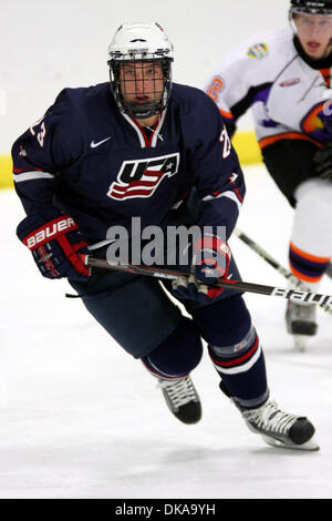 Sett. 16, 2011 - Ann Arbor, Michigan, Stati Uniti - USA AVANTI Stefan Matteau (#23) pattini nella zona offensiva. Gli USA sotto-18 team beat Youngstown 7-2 a Ann Arbor cubo di ghiaccio di Ann Arbor, Michigan. (Credito Immagine: © Alan Ashley/Southcreek globale/ZUMAPRESS.com) Foto Stock