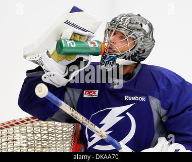 Sett. 17, 2011 - Brandon, FL - DIRK SHADD | Orari .SP 342504 SHAD LIGHTNING 14 (09/17/11 BRANDON) Tampa Bay Lightning goalie Dwayne Roloson (30) in obiettivo come giocatori scrimmage sul ghiaccio durante la seconda giornata del fulmine training camp all'Ice Sports Forum in Brandon sabato mattina (09/17/11). [Dirk Shadd, volte] (credito Immagine: © San Pietroburgo volte/ZUMAPRESS.com) Foto Stock