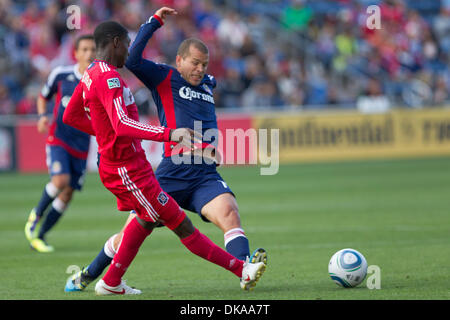 Sett. 17, 2011, Bridgeview, Illinois, Stati Uniti - Chicago Fire defender Jalil Anibaba (6) gioca la palla in avanti come Chivas USA AVANTI Alejandro Moreno (15) difende durante la seconda metà azione della MLS di gioco tra il Chicago Fire e Chivas USA al Toyota Park di Bridgeview, IL. Il Chicago Fire sconfitto Chivas USA 3-2. (Credito Immagine: © Geoffrey Siehr/Southcreek globale/ZUMAPRESS.com) Foto Stock