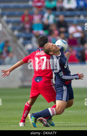 Sett. 17, 2011, Bridgeview, Illinois, Stati Uniti - Chicago Fire centrocampista Pavel Pardo (17) viaggi fino Chivas USA AVANTI Alejandro Moreno (15) durante la seconda metà azione della MLS di gioco tra il Chicago Fire e Chivas USA al Toyota Park di Bridgeview, IL. Il Chicago Fire sconfitto Chivas USA 3-2. (Credito Immagine: © Geoffrey Siehr/Southcreek globale/ZUMAPRESS.com) Foto Stock