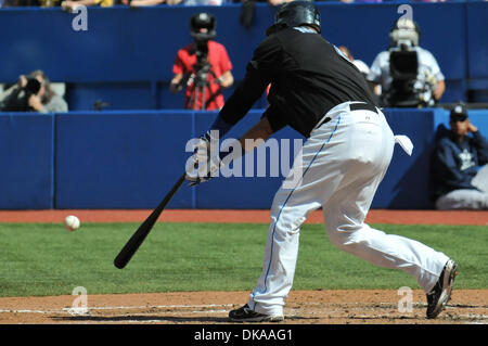 Sett. 17, 2011 - Toronto, Ontario, Canada - Toronto Blue Jays catcher Jose Molina (8) linee di campo a sinistra nel quarto inning contro i New York Yankees. I New York Yankees sconfitto il Toronto Blue Jays 7 - 6 presso il Rogers Centre Toronto Ontario. (Credito Immagine: © Keith Hamilton/Southcreek globale/ZUMAPRESS.com) Foto Stock