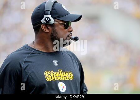 Sett. 18, 2011 - Pittsburgh, PENNSYLVANNIA, U.S - Pittsburgh Steelers capo allenatore Mike Tomlin in disparte durante il primo trimestre di Pittsburgh Steelers prendere a Seattle Seahawks a Heinz Field di Pittsburgh, PA...Steelers sconfiggere il Seahawks 24-0. (Credito Immagine: © Dean Beattie/Southcreek globale/ZUMAPRESS.com) Foto Stock
