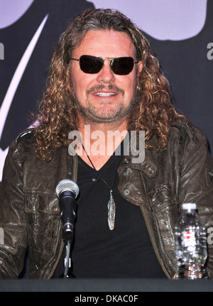 Fher Olvera Multi-Platinum e Grammy messicano Vincente Rock band 'Mana' sono introdotto nella chitarra del centro storico a RockWalk Foto Stock