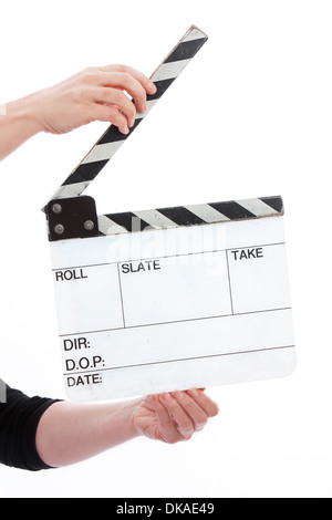 Mani femminili tenendo un film aperto clapperboard su uno sfondo bianco. Foto Stock