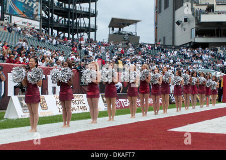 Sett. 17, 2011 - Philadelphia, Pennsylvania, STATI UNITI - Il Tempio del team di danza prima di iniziare il gioco. Penn State sconfitto tempio da parte di un cliente di 14-10 in una rimonta win. Il gioco viene giocato a Lincoln Financial Feld di Philadelphia, Pennsylvania (credito Immagine: © Mike McAtee/Southcreek globale/ZUMAPRESS.com) Foto Stock