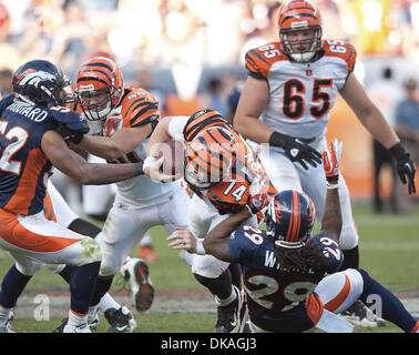 Sett. 17, 2011 - Denver, Colorado, U.S.A. - Bengals quarterback ANDY DALTON viene saccheggiata da JONATHAN WILHITE nel quarto trimestre a autorità sportive Field at Mile High Stadium. Broncos battere il bengal 24-22. (Credito Immagine: © Hector Acevedo/ZUMAPRESS.com) Foto Stock