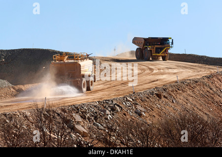 Haulpack e acqua carrello su haul road, montare il magnete Australia Occidentale Foto Stock