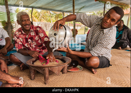 Rendendo la kava in un grande tanoa all'inizio di un addio a cinque visitando i subacquei che' stato diving per beche de mer. Fulaga, Isole Figi Foto Stock