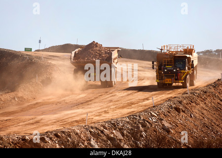 Haulpack e acqua carrello su haul road, montare il magnete Australia Occidentale Foto Stock