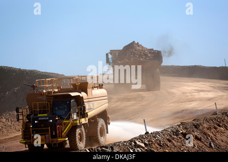 Haulpack e acqua carrello su haul road, montare il magnete Australia Occidentale Foto Stock