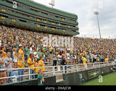 Sett. 17, 2011 - Waco, Texas, Stati Uniti d'America - Baylor Bears fans riempire lo stadio durante il gioco tra la Stephen F. Austin boscaioli e il Baylor porta al Floyd Casey Stadium di Waco, Texas. Baylor sconfigge SFA 48 a 0. (Credito Immagine: © Dan Wozniak/Southcreek globale/ZUMAPRESS.com) Foto Stock