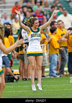 Sett. 17, 2011 - Waco, Texas, Stati Uniti d'America - Baylor Bears cheerleaders in azione durante il gioco tra la Stephen F. Austin boscaioli e il Baylor porta al Floyd Casey Stadium di Waco, Texas. Baylor sconfigge SFA 48 a 0. (Credito Immagine: © Dan Wozniak/Southcreek globale/ZUMAPRESS.com) Foto Stock