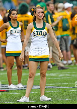 Sett. 17, 2011 - Waco, Texas, Stati Uniti d'America - Baylor Bears cheerleaders in azione durante il gioco tra la Stephen F. Austin boscaioli e il Baylor porta al Floyd Casey Stadium di Waco, Texas. Baylor sconfigge SFA 48 a 0. (Credito Immagine: © Dan Wozniak/Southcreek globale/ZUMAPRESS.com) Foto Stock