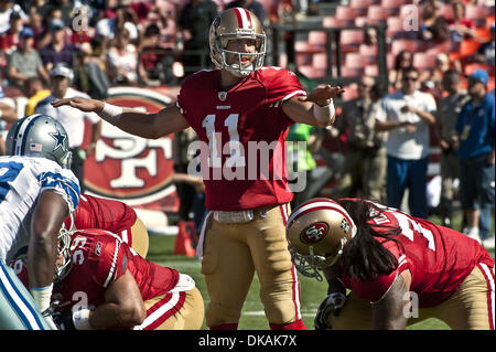 Sett. 18, 2011 - San Francisco, CA, Stati Uniti d'America - San Francisco 49ers vs Dallas Cowboys a Candlestick Park Domenica, Settembre 18, 2011. .San Francisco 49ers quarterback Alex Smith (11) cambia riproduci in linea..Cowboy ha vinto in lavoro straordinario 27-24 (credito Immagine: © Al Golub/ZUMAPRESS.com) Foto Stock