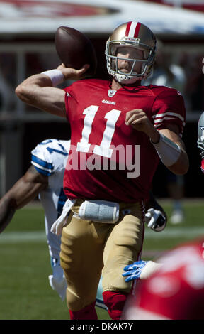 Sett. 18, 2011 - San Francisco, CA, Stati Uniti d'America - San Francisco 49ers vs Dallas Cowboys a Candlestick Park Domenica, Settembre 18, 2011. San Francisco 49ers quarterback Alex Smith (11) passa basso campo..Cowboy ha vinto in lavoro straordinario 27-24 (credito Immagine: © Al Golub/ZUMAPRESS.com) Foto Stock