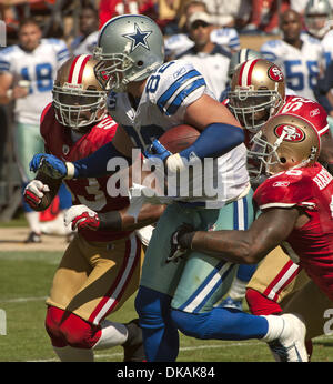 Sett. 18, 2011 - San Francisco, CA, Stati Uniti d'America - San Francisco 49ers vs Dallas Cowboys a Candlestick Park Domenica, Settembre 18, 2011. Con San Francisco 49ers fuori linebacker Parys Haralson (98) azienda uno e all'interno di linebacker NaVorro Bowman (53) tenta di affrontare Dallas Cowboys stretto fine Jason Witten (82).i Cowboys ha vinto in lavoro straordinario 27-24 (credito Immagine: © Al Golub/ZUMAPRESS.com) Foto Stock