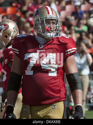 Sett. 18, 2011 - San Francisco, CA, Stati Uniti d'America - San Francisco 49ers vs Dallas Cowboys a Candlestick Park Domenica, Settembre 18, 2011. San Francisco 49ers offensivo affrontare Joe Staley (74).i Cowboys ha vinto in lavoro straordinario 27-24 (credito Immagine: © Al Golub/ZUMAPRESS.com) Foto Stock