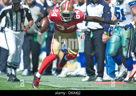 Sett. 18, 2011 - San Francisco, California, Stati Uniti - 49ers wide receiver Josh Morgan (84) cerca di stare in limiti durante il gioco di NFL tra Dallas Cowboys e San Francisco 49ers al Candlestick Park di San Francisco, CA. Il cowboy battere il 49ers 27-24 in ore di lavoro straordinario. (Credito Immagine: © Matt Cohen/Southcreek globale/ZUMAPRESS.com) Foto Stock
