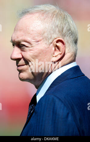 Sett. 18, 2011 - San Francisco, California, Stati Uniti - cowboy proprietario Jerry Jones prima che il gioco di NFL tra Dallas Cowboys e San Francisco 49ers al Candlestick Park di San Francisco, CA. (Credito Immagine: © Matt Cohen/Southcreek globale/ZUMAPRESS.com) Foto Stock