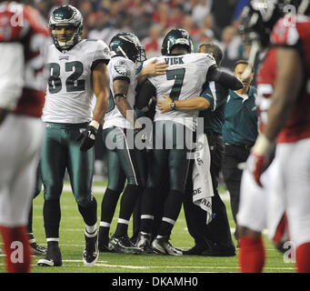 Sett. 19, 2011 - Atlanta, Georgia, Stati Uniti - Philadelphia Eagles quarterback Michael Vick (#7) è assistita da formatori dopo ferirsi durante un gioco contro i falchi di Atlanta in Georgia Dome. I falchi sconfitto il Eagles 35-31. (Credito Immagine: © Erik Lesser/ZUMAPRESS.com) Foto Stock