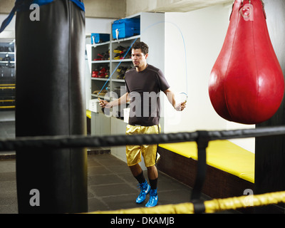 L'uomo saltando per riscaldare in spogliatoio Foto Stock