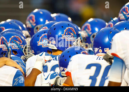 Sett. 16, 2011 - Toledo, Ohio, Stati Uniti - il Boise State football huddles insieme prima di iniziare il gioco. Il Boise State Broncos (4/4), della Mountain West Conference, sconfitti i razzi di Toledo, della Conferenza Mid-American, 40-15 al vaso di vetro a Toledo, Ohio. (Credito Immagine: © Scott Grau/Southcreek globale/ZUMAPRESS.com) Foto Stock