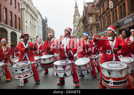 I percussionisti salutare le guide nella carità Santa Dash in Liverpool Foto Stock