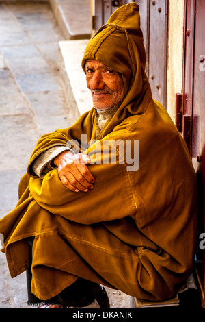 Ritratto di un locale uomo vestito in abiti tradizionali, la medina (città vecchia) Fez, in Marocco Foto Stock