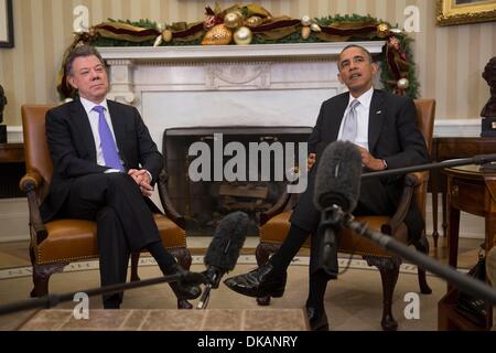 Washington, DC, Stati Uniti d'America. 3 dicembre, 2013. Il Presidente degli Stati Uniti Barack Obama, a destra si incontra con Juan Manuel Santos, Colombia il presidente, nell'Ufficio Ovale della Casa Bianca di Washington, DC, Stati Uniti, Martedì, Dicembre 3, 2013. Obama e Santos detto l'accordo di libero scambio che è entrato in vigore lo scorso anno è stato un beneficio per entrambi i paesi e che le relazioni sono a un punto di alta. Credito: Andrew Harrer / Pool via CNP/dpa/Alamy Live News Foto Stock