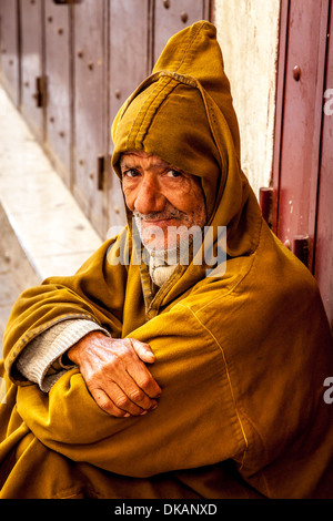 Ritratto di un locale uomo vestito in abiti tradizionali, la medina (città vecchia) Fez, in Marocco Foto Stock