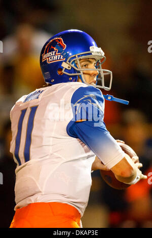 Sett. 16, 2011 - Toledo, Ohio, Stati Uniti - Boise State quarterback Kellen Moore (11) durante l'azione di gioco. Il Boise State Broncos (4/4), della Mountain West Conference, sconfitti i razzi di Toledo, della Conferenza Mid-American, 40-15 al vaso di vetro a Toledo, Ohio. (Credito Immagine: © Scott Grau/Southcreek globale/ZUMAPRESS.com) Foto Stock