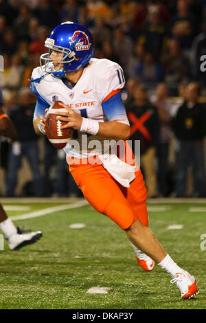 Sett. 16, 2011 - Toledo, Ohio, Stati Uniti - Boise State quarterback Kellen Moore (11) durante l'azione di gioco. Il Boise State Broncos (4/4), della Mountain West Conference, sconfitti i razzi di Toledo, della Conferenza Mid-American, 40-15 al vaso di vetro a Toledo, Ohio. (Credito Immagine: © Scott Grau/Southcreek globale/ZUMAPRESS.com) Foto Stock