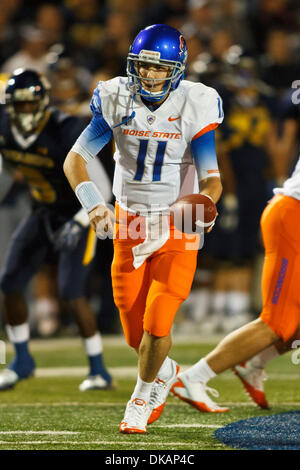 Sett. 16, 2011 - Toledo, Ohio, Stati Uniti - Boise State quarterback Kellen Moore (11) durante l'azione di gioco. Il Boise State Broncos (4/4), della Mountain West Conference, sconfitti i razzi di Toledo, della Conferenza Mid-American, 40-15 al vaso di vetro a Toledo, Ohio. (Credito Immagine: © Scott Grau/Southcreek globale/ZUMAPRESS.com) Foto Stock