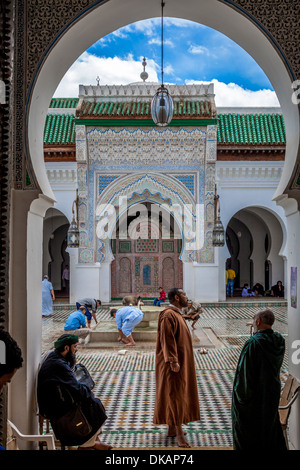 Gli uomini stessi di lavaggio prima della preghiera, Kairaouine (Al-Karaouine) , Moschea di Fez, Marocco Foto Stock