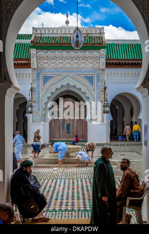 Gli uomini stessi di lavaggio prima della preghiera, Kairaouine (Al-Karaouine) , Moschea di Fez, Marocco Foto Stock