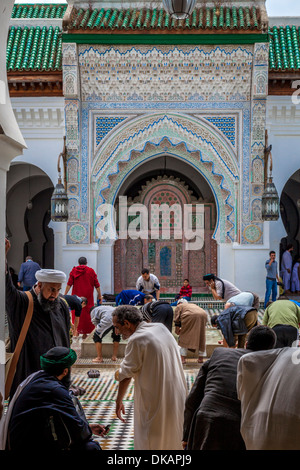 Gli uomini stessi di lavaggio prima della preghiera, Kairaouine (Al-Karaouine) , Moschea di Fez, Marocco Foto Stock