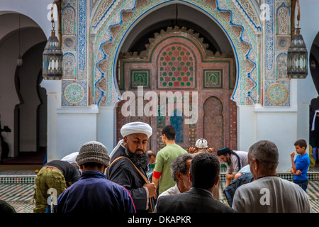 Gli uomini stessi di lavaggio prima della preghiera, Kairaouine (Al-Karaouine) , Moschea di Fez, Marocco Foto Stock