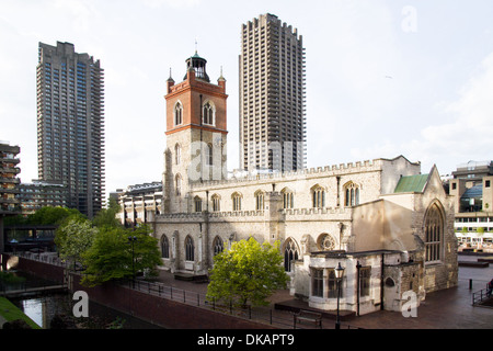 Chiesa di St Giles Cripplegate il Barbican Centre di Londra Foto Stock