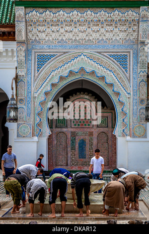 Gli uomini stessi di lavaggio prima della preghiera, Kairaouine (Al-Karaouine) , Moschea di Fez, Marocco Foto Stock