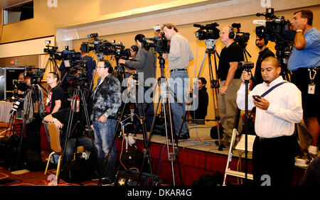 Settembre 22,2011- Los Angeles, California, USA. I mezzi di comunicazione di massa raccogliere durante l'ultima conferenza stampa di tre-division campione del mondo e l'orgoglio di Puerto Rico Miguel cotto e di tre-tempo welterweight campione del mondo Antonio Ã"Tijuana TornadoÃ" Margarito di MÅ½xico. La lotta si svolgerà presso il Madison Square Garden di New York su Dec 3rd. (Credito Immagine: © Gene Blevins/ZUMAPRES Foto Stock