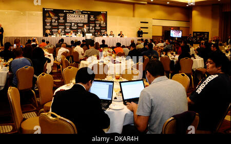 Settembre 22,2011- Los Angeles, California, USA. I mezzi di comunicazione di massa raccogliere durante l'ultima conferenza stampa di tre-division campione del mondo e l'orgoglio di Puerto Rico Miguel cotto e di tre-tempo welterweight campione del mondo Antonio Ã"Tijuana TornadoÃ" Margarito di MÅ½xico. La lotta si svolgerà presso il Madison Square Garden di New York su Dec 3rd. (Credito Immagine: © Gene Blevins/ZUMAPRES Foto Stock